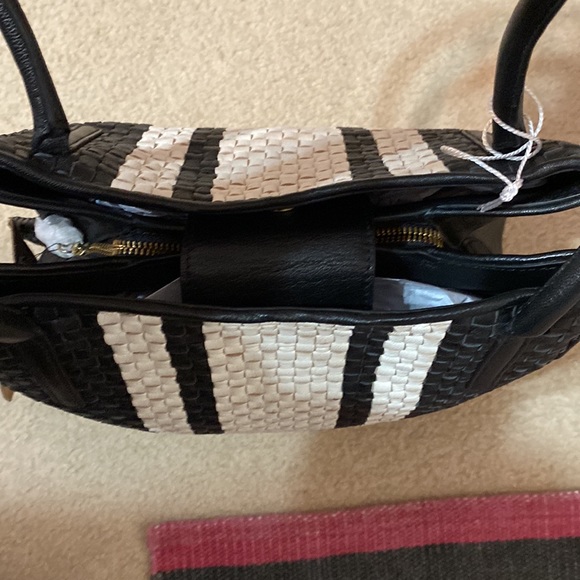 Weave black & white handbag - Picture 8 of 8